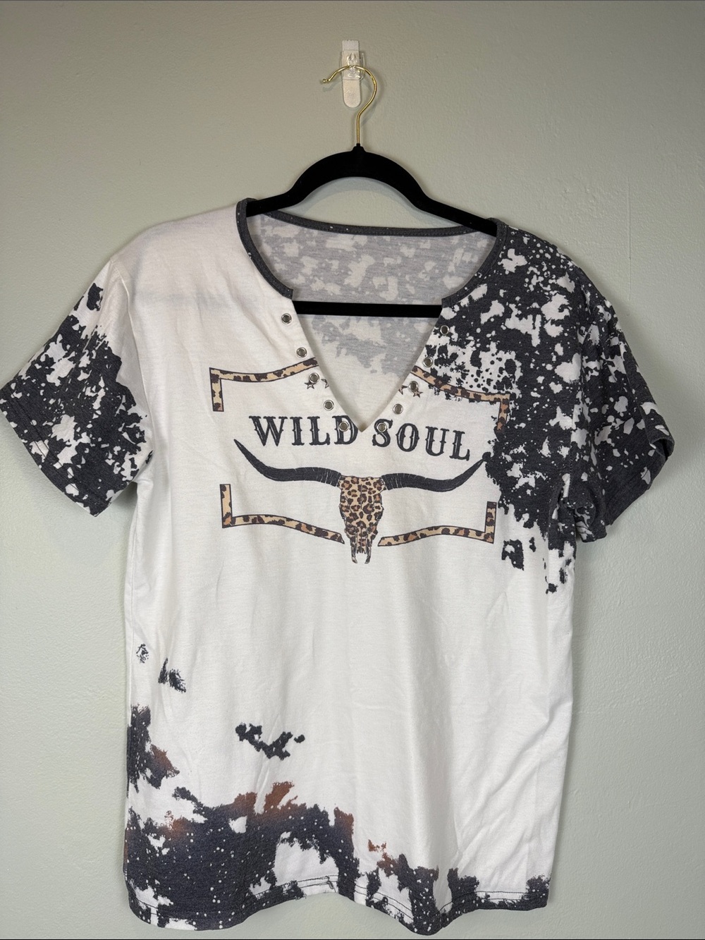 Wild Soul Longhorn Skull V-Neck Graphic Tee Medium